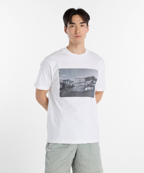 NEW BALANCE(ニューバランス)の「大谷翔平シグネチャーフォト半袖Tシャツ1(Tシャツ/カットソー・メンズ・ホワイト・SMALL/MEDIUM/LARGE/X-LARGE/XX-LARGE/XXX-LARGE)」の1枚目の写真