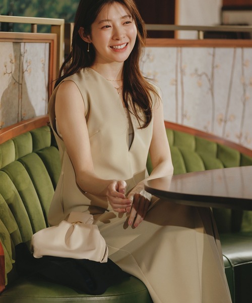 AIMER(エメ)の「キーネックノースリーブワンピース(ジャンパースカート・レディース・ベージュ/ブラック・MEDIUM)」の2枚目の写真