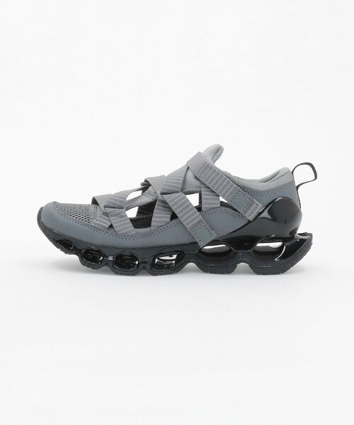 MIZUNO(ミズノ )の「<MIZUNO> WAVE/P Strap(スニーカー・レディース・ブラック/ダークグレー・26.5cm/23.5cm/25.5cm/24.5cm)」の2枚目の写真