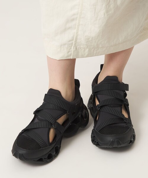 MIZUNO(ミズノ )の「<MIZUNO> WAVE/P Strap(スニーカー・レディース・ブラック/ダークグレー・26.5cm/23.5cm/25.5cm/24.5cm)」の5枚目の写真