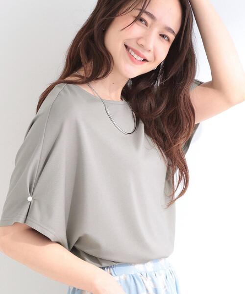 SHOO・LA・RUE(シューラルー)の「【洗濯機可/S-LL】フェイクパールがアクセント お袖タックドルマンブラウス(Tシャツ/カットソー・レディース・ブラック/グレー/オフホワイト・01/02/04/03)」の3枚目の写真