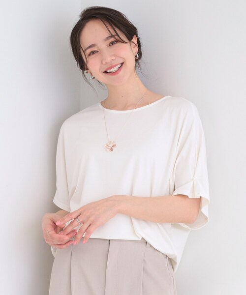 SHOO・LA・RUE(シューラルー)の「【洗濯機可/S-LL】フェイクパールがアクセント お袖タックドルマンブラウス(Tシャツ/カットソー・レディース・ブラック/グレー/オフホワイト・01/02/04/03)」の4枚目の写真
