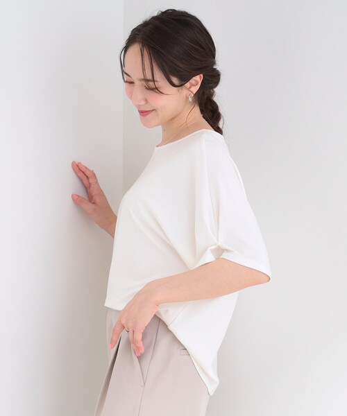 SHOO・LA・RUE(シューラルー)の「【洗濯機可/S-LL】フェイクパールがアクセント お袖タックドルマンブラウス(Tシャツ/カットソー・レディース・ブラック/グレー/オフホワイト・01/02/04/03)」の5枚目の写真