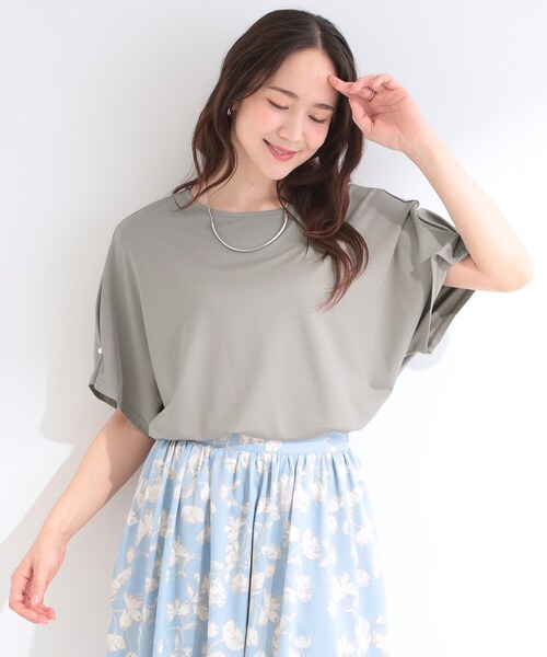 SHOO・LA・RUE(シューラルー)の「【洗濯機可/S-LL】フェイクパールがアクセント お袖タックドルマンブラウス(Tシャツ/カットソー・レディース・ブラック/グレー/オフホワイト・01/02/04/03)」の8枚目の写真