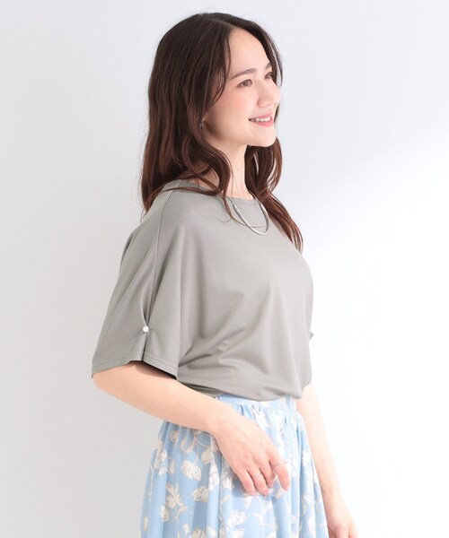 SHOO・LA・RUE(シューラルー)の「【洗濯機可/S-LL】フェイクパールがアクセント お袖タックドルマンブラウス(Tシャツ/カットソー・レディース・ブラック/グレー/オフホワイト・01/02/04/03)」の9枚目の写真
