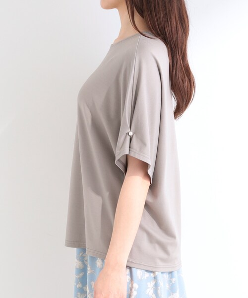 SHOO・LA・RUE(シューラルー)の「【洗濯機可/S-LL】フェイクパールがアクセント お袖タックドルマンブラウス(Tシャツ/カットソー・レディース・ブラック/グレー/オフホワイト・01/02/04/03)」の17枚目の写真