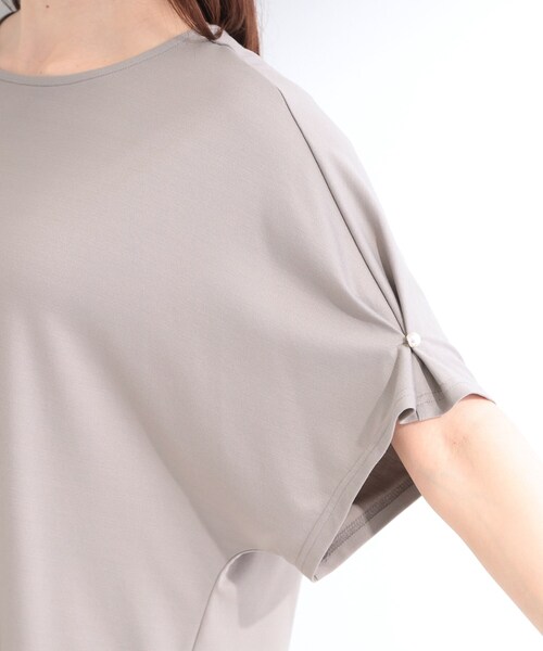 SHOO・LA・RUE(シューラルー)の「【洗濯機可/S-LL】フェイクパールがアクセント お袖タックドルマンブラウス(Tシャツ/カットソー・レディース・ブラック/グレー/オフホワイト・01/02/04/03)」の20枚目の写真