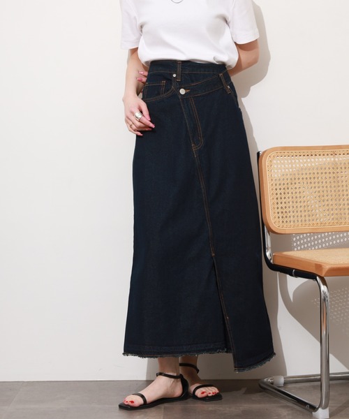 atONE（アットワン）の「アシメウエストラップ風デニムスカート（デニムスカート・レディース・ネイビー/ワンウォッシュ・M/L/LL/4L/3L）」の2枚目の写真