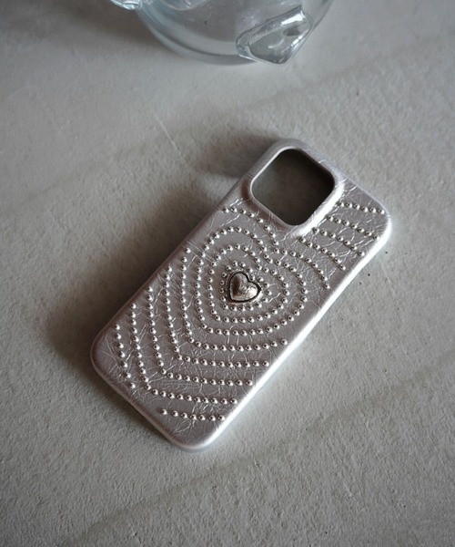 SANSeLF(サンセルフ)の「【SANSeLF】ヴィンテージハートスタッズiPhoneケース sac26s003(スマホケース/カバー・レディース・シルバー/ブラック・iPhone 15/iPhone 16/iPhone 17)」の2枚目の写真