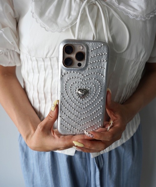 SANSeLF(サンセルフ)の「【SANSeLF】ヴィンテージハートスタッズiPhoneケース sac26s003(スマホケース/カバー・レディース・シルバー/ブラック・iPhone 15/iPhone 16/iPhone 17)」の3枚目の写真