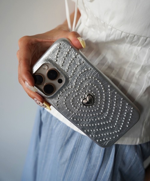 SANSeLF(サンセルフ)の「【SANSeLF】ヴィンテージハートスタッズiPhoneケース sac26s003(スマホケース/カバー・レディース・シルバー/ブラック・iPhone 15/iPhone 16/iPhone 17)」の4枚目の写真