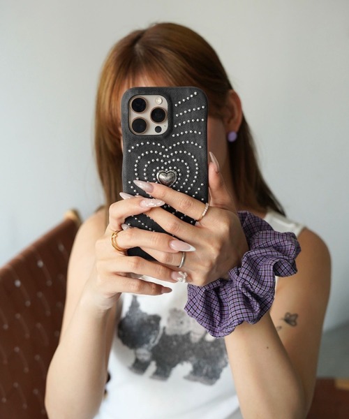 SANSeLF(サンセルフ)の「【SANSeLF】ヴィンテージハートスタッズiPhoneケース sac26s003(スマホケース/カバー・レディース・シルバー/ブラック・iPhone 15/iPhone 16/iPhone 17)」の5枚目の写真