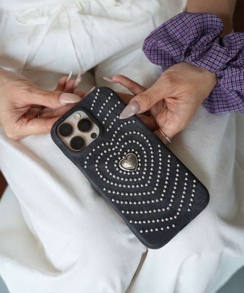 SANSeLF(サンセルフ)の「【SANSeLF】ヴィンテージハートスタッズiPhoneケース sac26s003(スマホケース/カバー・レディース・シルバー/ブラック・iPhone 15/iPhone 16/iPhone 17)」の6枚目の写真