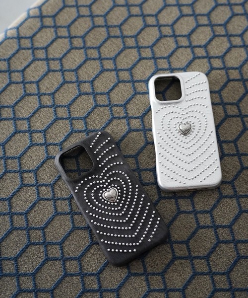 SANSeLF(サンセルフ)の「【SANSeLF】ヴィンテージハートスタッズiPhoneケース sac26s003(スマホケース/カバー・レディース・シルバー/ブラック・iPhone 15/iPhone 16/iPhone 17)」の7枚目の写真