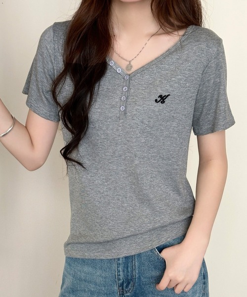 DAY CLOSET(デイ クローゼット)の「【ワンポイント刺繍入り】半袖ヘンリーネックリブTシャツ レディース(Tシャツ/カットソー・レディース・ホワイト/グレー・FREE)」の2枚目の写真