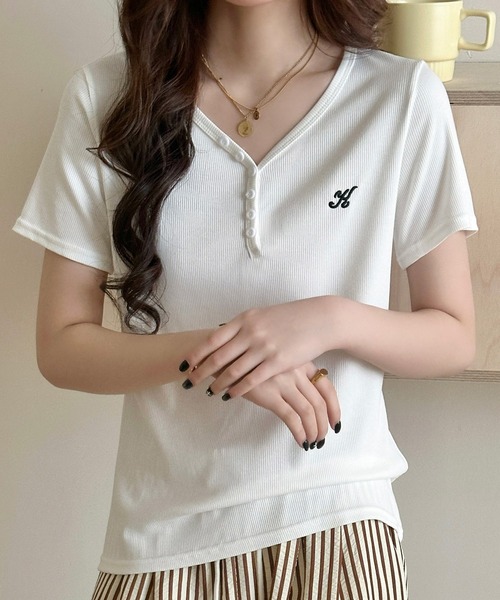 DAY CLOSET(デイ クローゼット)の「【ワンポイント刺繍入り】半袖ヘンリーネックリブTシャツ レディース(Tシャツ/カットソー・レディース・ホワイト/グレー・FREE)」の1枚目の写真