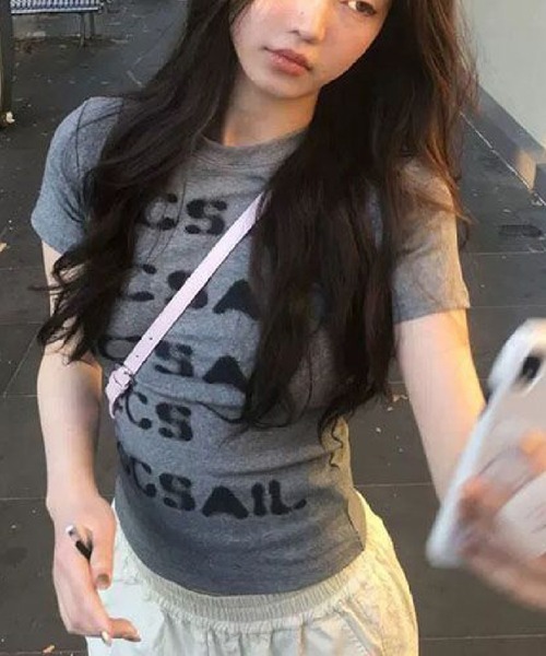 HALEY PESCA(ヘーリーペスカ)の「HALEY PESCA/Y2K グラフィックデザインチビTシャツ(Tシャツ/カットソー・レディース・グレー・MEDIUM/SMALL)」の1枚目の写真