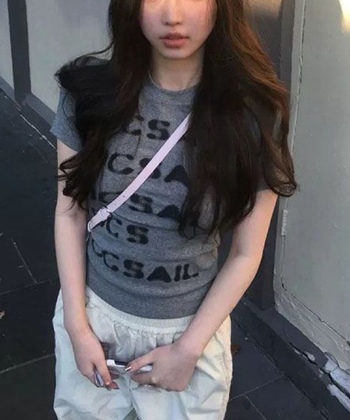 HALEY PESCA(ヘーリーペスカ)の「HALEY PESCA/Y2K グラフィックデザインチビTシャツ(Tシャツ/カットソー・レディース・グレー・MEDIUM/SMALL)」の2枚目の写真
