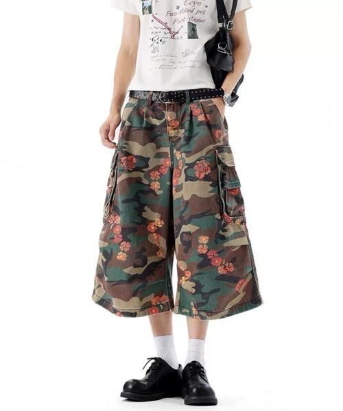 FreeZone(フリーゾーン)の「フラワーカモ柄ワイドカーゴハーフパンツ(カーゴパンツ・メンズ・グリーン・S/L/M)」の2枚目の写真