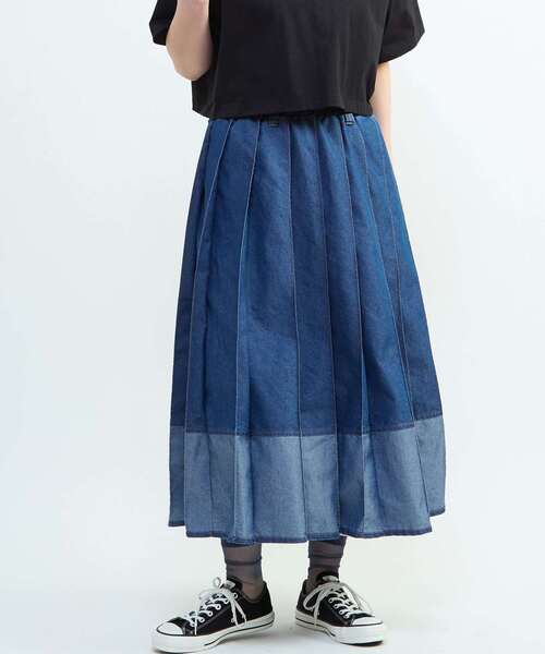 CONVERSE TOKYO(コンバーストウキョウ)の「LIGHT DENIM PLEATED SKIRT(スカート・レディース・ブラック/インディゴブルー・FREE)」の1枚目の写真