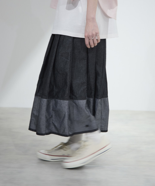 CONVERSE TOKYO(コンバーストウキョウ)の「LIGHT DENIM PLEATED SKIRT(スカート・レディース・ブラック/インディゴブルー・FREE)」の2枚目の写真