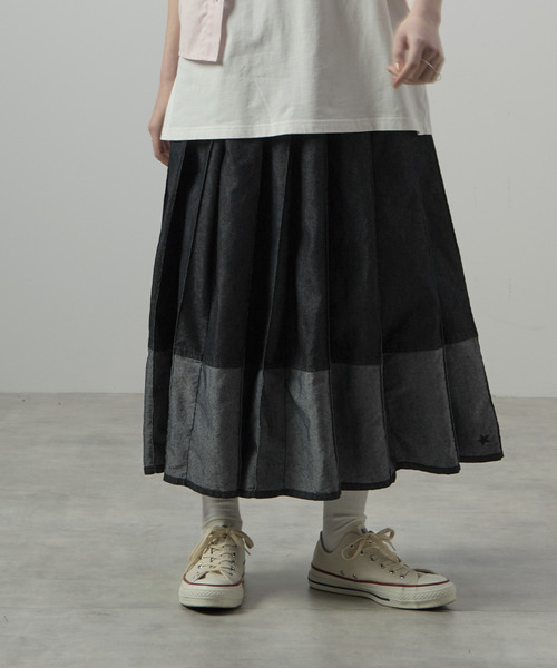 CONVERSE TOKYO(コンバーストウキョウ)の「LIGHT DENIM PLEATED SKIRT(スカート・レディース・ブラック/インディゴブルー・FREE)」の3枚目の写真