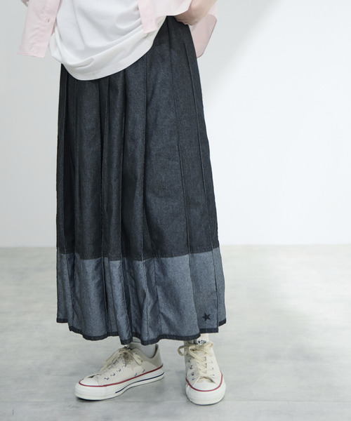 CONVERSE TOKYO(コンバーストウキョウ)の「LIGHT DENIM PLEATED SKIRT(スカート・レディース・ブラック/インディゴブルー・FREE)」の4枚目の写真