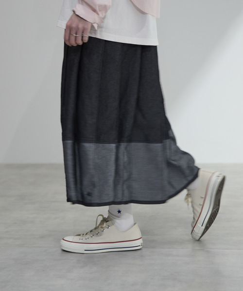 CONVERSE TOKYO(コンバーストウキョウ)の「LIGHT DENIM PLEATED SKIRT(スカート・レディース・ブラック/インディゴブルー・FREE)」の5枚目の写真