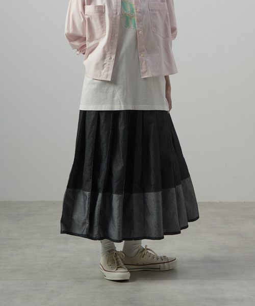 CONVERSE TOKYO(コンバーストウキョウ)の「LIGHT DENIM PLEATED SKIRT(スカート・レディース・ブラック/インディゴブルー・FREE)」の8枚目の写真