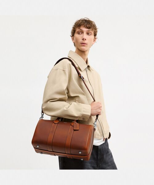 COACH(コーチ)の「コンパス バッグ 35・ラブド レザー(ドラムバッグ・メンズ・ブラウン系その他・ONE)」の2枚目の写真