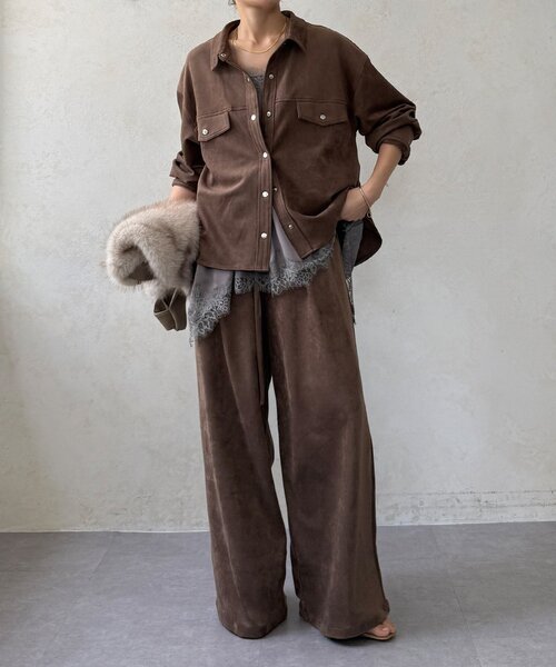 DouDou(ドゥドゥ)の「【セットアップ可能】スエードシャツ(シャツ/ブラウス・レディース・ブラウン/チャコールグレー/グレイッシュベージュ・FREE)」の20枚目の写真
