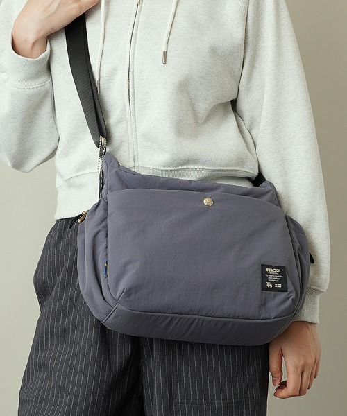 moz(モズ)の「【moz(モズ)】軽量 軽撥水 ボンディング ショルダーバッグ B5サイズ収納可 6.5L ZZQK-03(ショルダーバッグ・レディース・ベージュ/ブラック/オレンジ/ブルーグレー・ONE SIZE)」の2枚目の写真