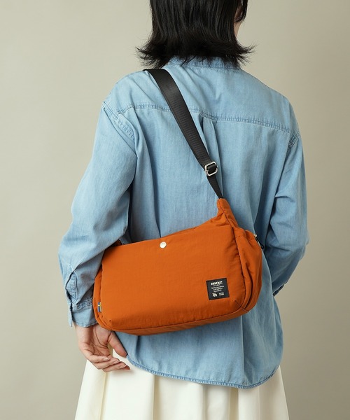 moz(モズ)の「【moz(モズ)】軽量 軽撥水 ボンディング ショルダーバッグ B5サイズ収納可 6.5L ZZQK-03(ショルダーバッグ・レディース・ベージュ/ブラック/オレンジ/ブルーグレー・ONE SIZE)」の10枚目の写真