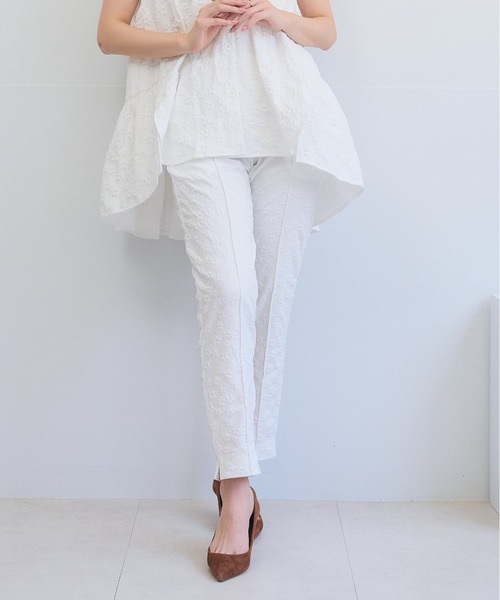 Neige(ネージュ)の「ブルームエンボスコンフォートパンツ(スラックス・レディース・ホワイト/ブラック・MEDIUM/LARGE)」の2枚目の写真