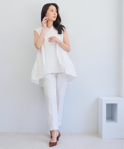 Neige(ネージュ)の「ブルームエンボスコンフォートパンツ(スラックス・レディース・ホワイト/ブラック・MEDIUM/LARGE)」の4枚目の写真