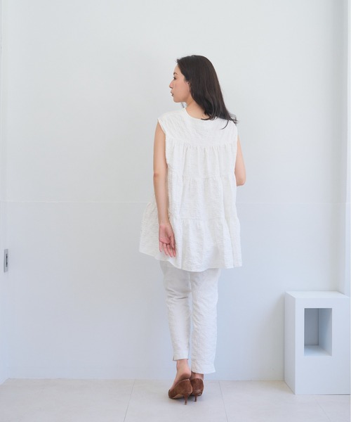 Neige(ネージュ)の「ブルームエンボスコンフォートパンツ(スラックス・レディース・ホワイト/ブラック・MEDIUM/LARGE)」の5枚目の写真
