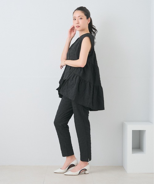 Neige(ネージュ)の「ブルームエンボスコンフォートパンツ(スラックス・レディース・ホワイト/ブラック・MEDIUM/LARGE)」の8枚目の写真