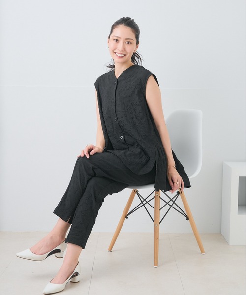 Neige(ネージュ)の「ブルームエンボスコンフォートパンツ(スラックス・レディース・ホワイト/ブラック・MEDIUM/LARGE)」の12枚目の写真
