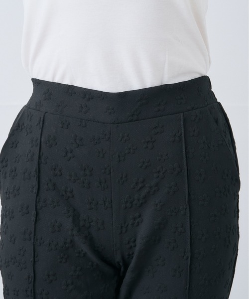 Neige(ネージュ)の「ブルームエンボスコンフォートパンツ(スラックス・レディース・ホワイト/ブラック・MEDIUM/LARGE)」の13枚目の写真