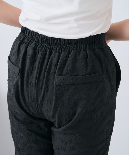 Neige(ネージュ)の「ブルームエンボスコンフォートパンツ(スラックス・レディース・ホワイト/ブラック・MEDIUM/LARGE)」の15枚目の写真