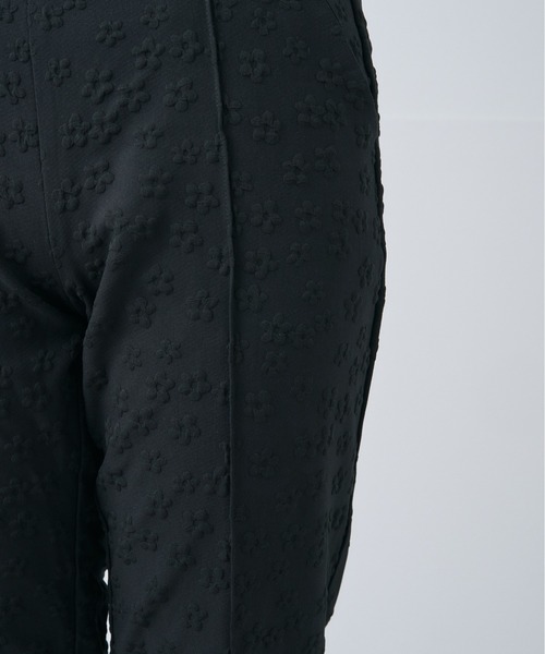 Neige(ネージュ)の「ブルームエンボスコンフォートパンツ(スラックス・レディース・ホワイト/ブラック・MEDIUM/LARGE)」の16枚目の写真