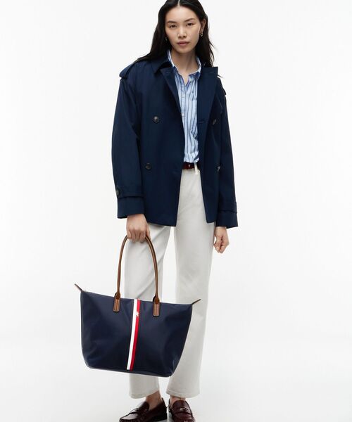TOMMY HILFIGER(トミーヒルフィガー)の「ポペット グローバルストライプ トートバッグ(トートバッグ・レディース・ネイビー・FREE)」の1枚目の写真