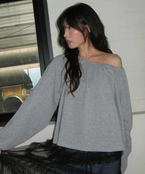 RONRON（ロンロン）の「SHIRRING PUFF LONG SLEEVE GREY（Tシャツ/カットソー・レディース・その他・FREE）」の4枚目の写真