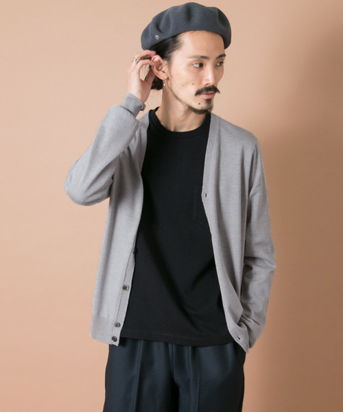 URBAN RESEARCH(アーバンリサーチ)の「UR イタリアンウール Vカーディガン(カーディガン/ボレロ・メンズ・ブラック/グレー/ネイビー・MEDIUM/LARGE)」の1枚目の写真