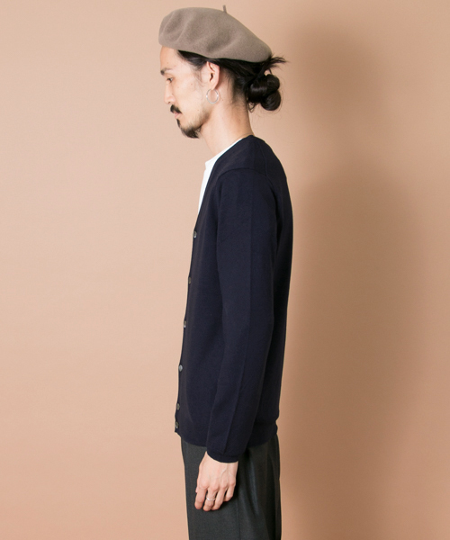 URBAN RESEARCH(アーバンリサーチ)の「UR イタリアンウール Vカーディガン(カーディガン/ボレロ・メンズ・ブラック/グレー/ネイビー・MEDIUM/LARGE)」の15枚目の写真