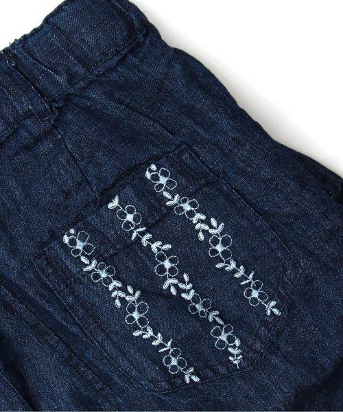 apres les cours(アプレレクール)の「ポケットフラワー刺繍デニムワイドパンツ(ママ) 8.5分丈(デニムパンツ・キッズ・ブルー/ネイビー・MEDIUM)」の7枚目の写真