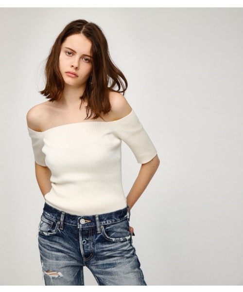 MOUSSY（マウジー）の「OFF SHOLDER KNIT TOP（ニット/セーター・レディース・ブルー/オフホワイト/ライトブラウン/ブラック/イエロー/レッド・FREE）」の2枚目の写真