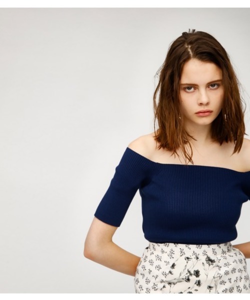 MOUSSY（マウジー）の「OFF SHOLDER KNIT TOP（ニット/セーター・レディース・ブルー/オフホワイト/ライトブラウン/ブラック/イエロー/レッド・FREE）」の5枚目の写真
