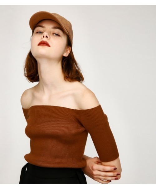 MOUSSY（マウジー）の「OFF SHOLDER KNIT TOP（ニット/セーター・レディース・ブルー/オフホワイト/ライトブラウン/ブラック/イエロー/レッド・FREE）」の4枚目の写真