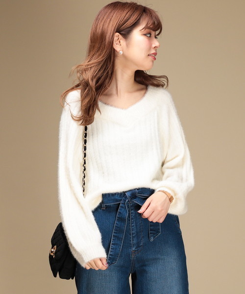 natural couture（ナチュラルクチュール）の「フェザーヤーンオフショルＶネック（ニット/セーター・レディース・ネイビー/サックスブルー/ピンク/アイボリー・FREE）」の2枚目の写真